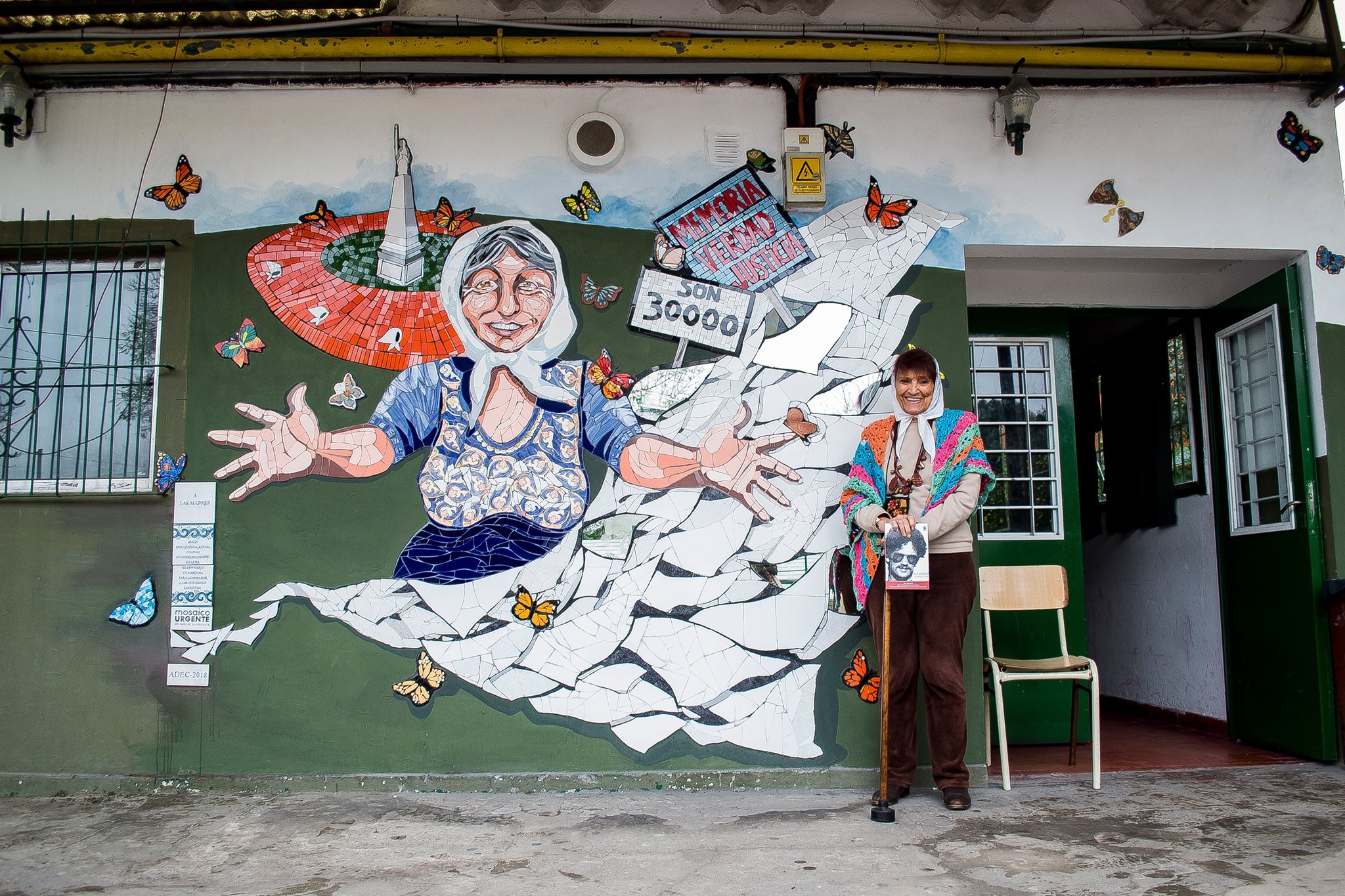 Mural homenaje a las Madres de Plaza de Mayo en la Escuela Popular Latinoamérica de Burzaco Colectivo Mosaico Urgente. (Fotografia: Violeta Astorga López)