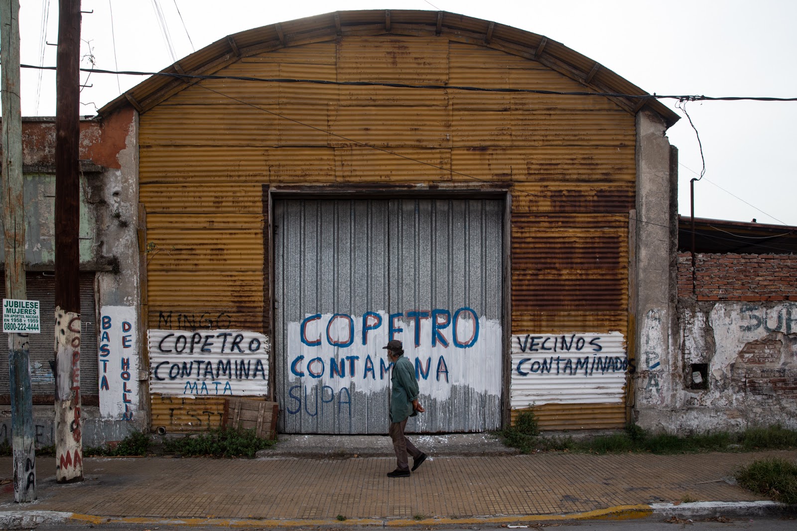 Vecinos denuncian que taller clandestino trabaja con material tóxico 