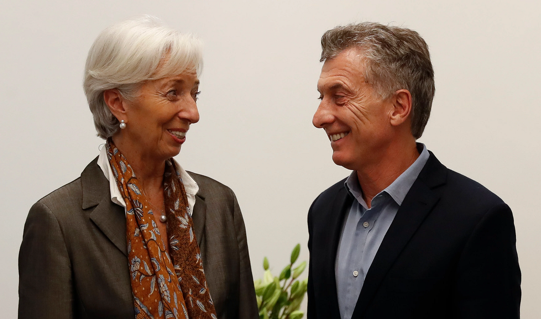 En menos de dos años de gestión, Macri debió pedir un préstamo multimillonario al FMI y se rindió ante su jefa, Christine Lagarde