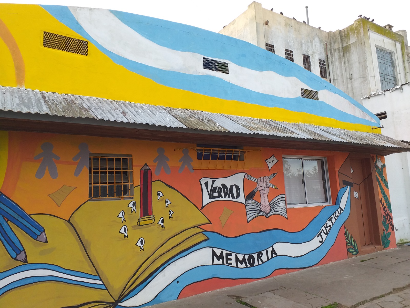 Murales realizados por estudiantes y docentes en la EEP N°721 de las Unidades Penitenciarias de Olmos y Gorina, La Plata.
