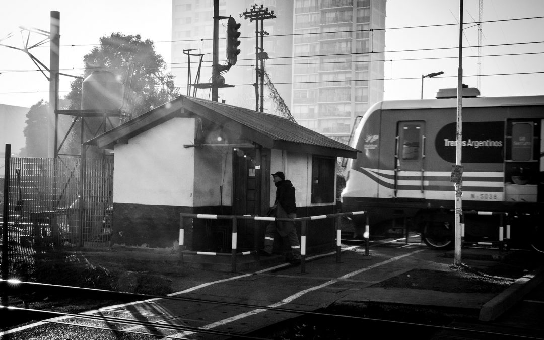 Vidas al borde de las vías: la amenaza constante en los pasos a nivel